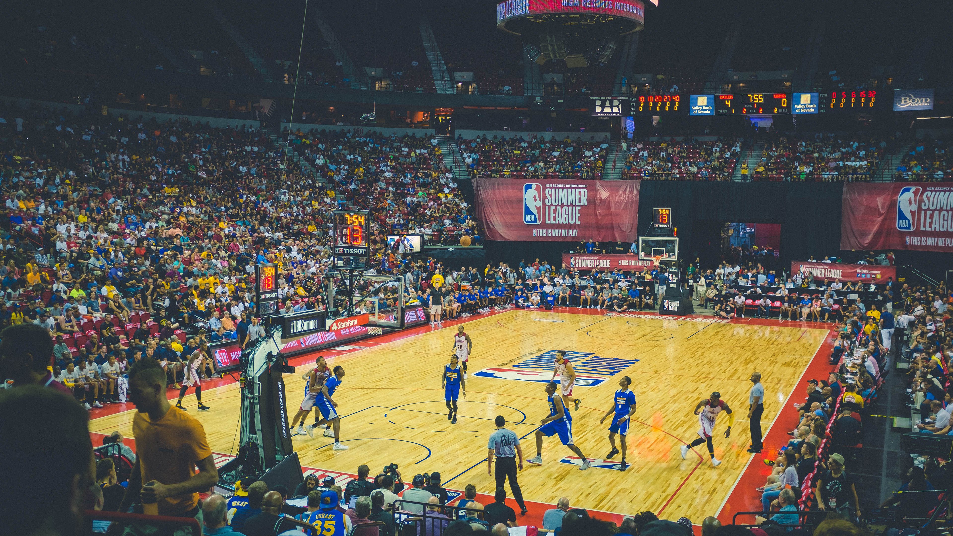 广东队在关键时刻打出一波流掌控比赛，广东队打法